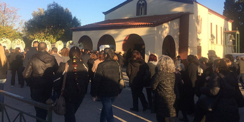 Θρήνος στην κηδεία του φοιτητή που βρέθηκε νεκρός στην Κάλυμνο (εικόνες)